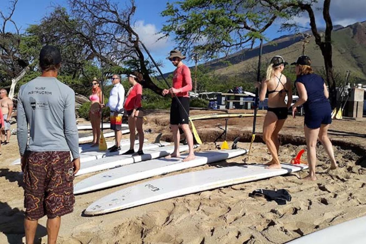 portfolio-gallery-image-6844 instructor-guide-the-group-in-surf-class