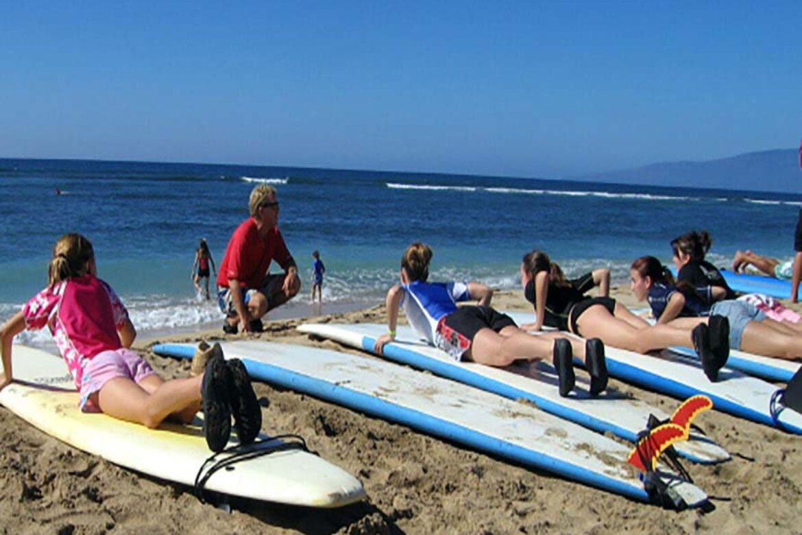 portfolio-gallery-image-6848 instructor-guide-the-student-in-surf-class